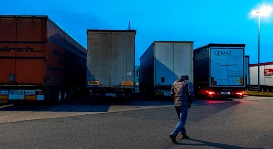 Kamionost faragnának a gyári dolgozókból a sofőrhiány miatt a Renault-nál