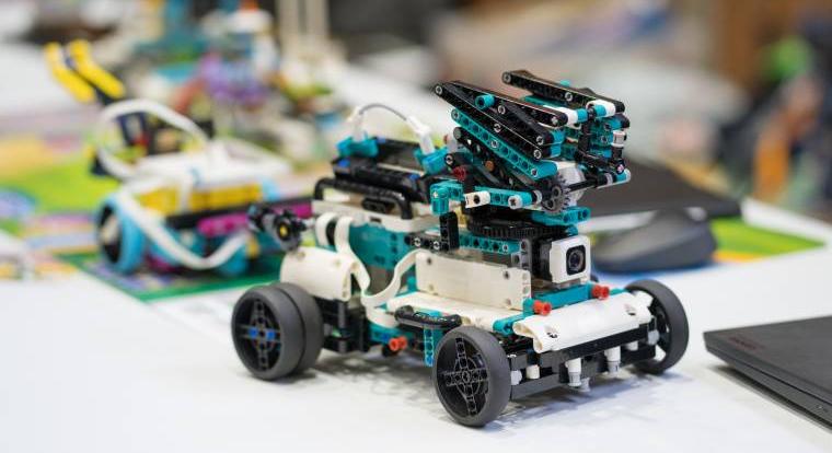 Három magyar robotprogramozó csapat is a nemzetközi porondon versenghet