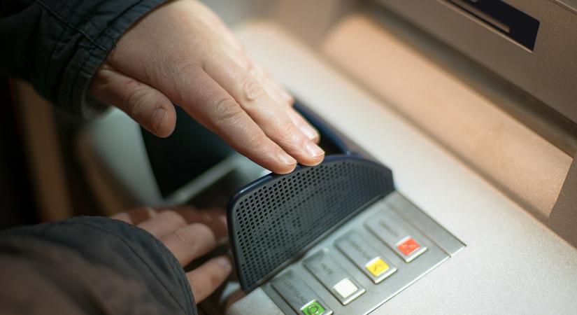 Már a minimálbér összegét sem veheted ki ingyen egy bankautomatából