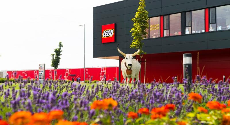 Az erőteljes növekedés mellett a jövőbe történő befektetések határozták meg a LEGO Csoport 2022-es évét