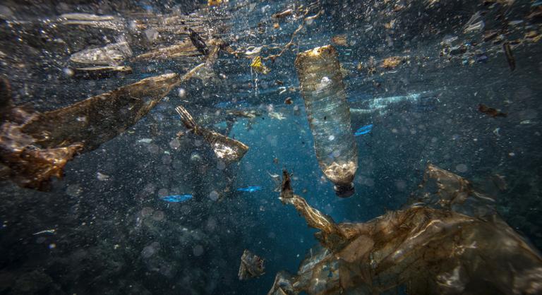 Hatalmas bajban az óceánok, húsz év alatt megháromszorozódhat a műanyagszennyezés