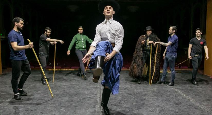 A Budapesti Operettszínházban lépnek fel a Forgórózsa Táncegyüttes táncosai – fotókkal, videóval