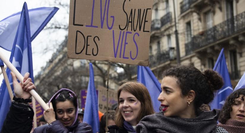 Támogatja Macron, hogy alkotmányba írják az abortusz jogát