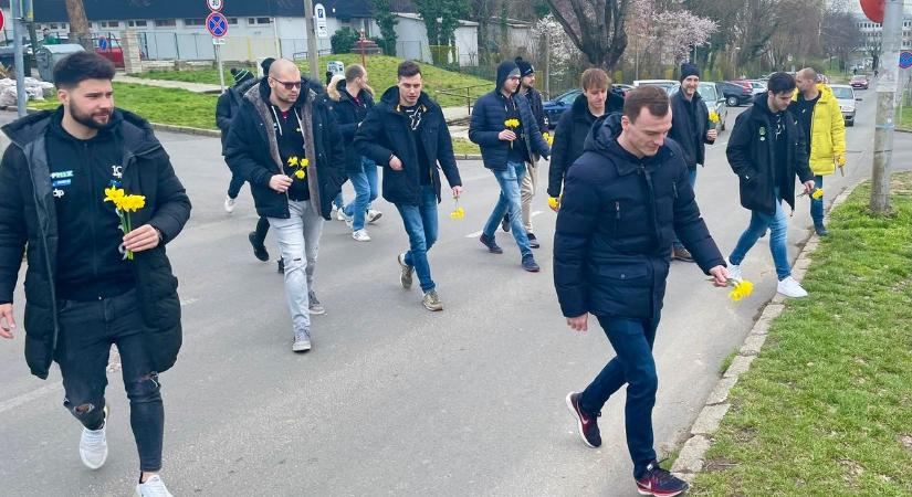 Már hagyomány: pólós fiúk aranyozták be a sürgősségis hölgyek napját