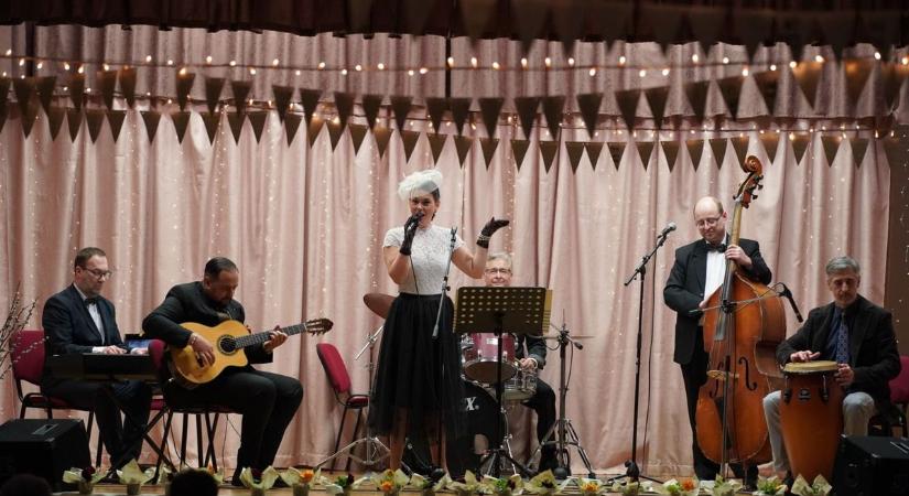 Koncerttel köszöntötte a drégelypalánki polgármester a hölgyeket