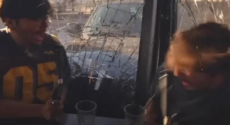 Forgatás közben csapódott be egy kocsi a kávézóba - videó