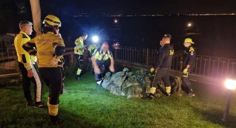 Furcsa “követ” találtak a gyerekek egy olasz parkban, kiderült, hogy gránát