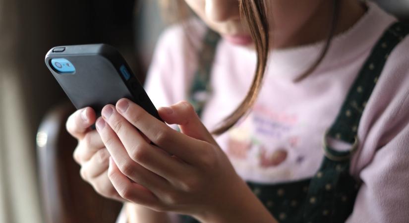 Otthoni mobiltelefon – egy TikToker anya tippje, ha még nem szeretnél saját telefont a gyereknek