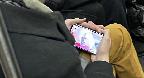Lebukott: Lesifotó jött a Google összehajtható képernyős Pixel telefonjáról