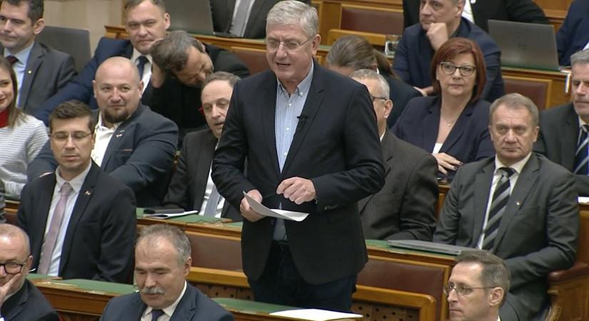 Egyre több áruló csatlakozik a DK-hoz a dollárbaloldalon