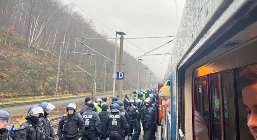 A német rendőrök feltartóztatták a határon a Fradi-drukkereket