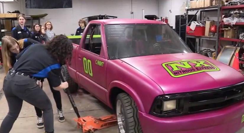 Gimis lányok akcióban: épített pickuppal döntenének rekordot