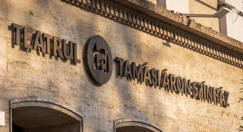 Módosítani kellett a díszfeliratot a színház homlokzatán