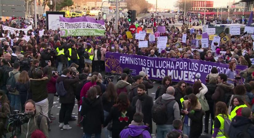 Több országban tüntetésbe csaptak át a nőnapi felvonulások