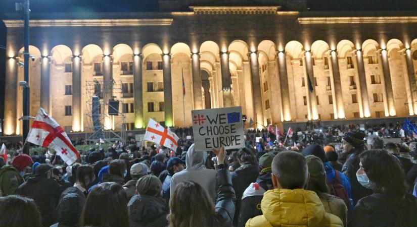 Hiába vonja vissza a kormány az idegen ügynökös törvényeket, csütörtök este is utcára mentek az emberek Grúziában