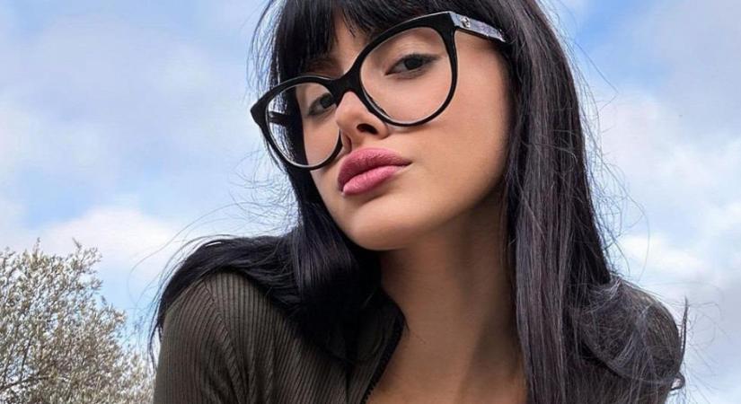 Hatalmas keblek és kerek popsi fekete csipkeharisnyában - Martina így lazít otthon - Fotók (18)