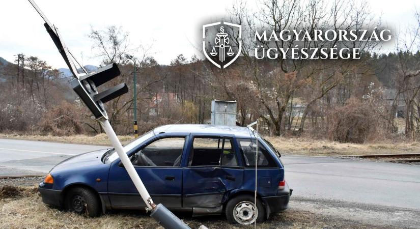 Letarolta a fénysorompót a gondatlan sofőr Szilvásváradnál, most fizetheti a kárt