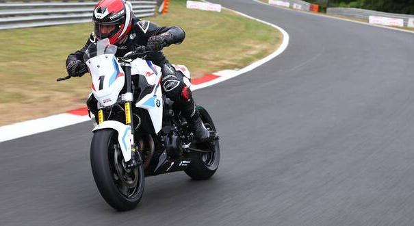 Nagyot kaszálhatnak a legjobbak az új BMW F 900 R márkakupán
