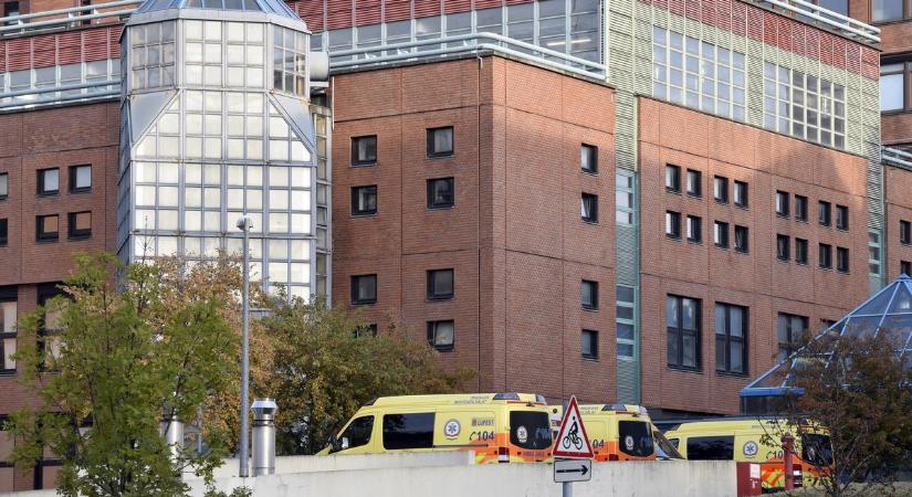Szégyen: 23 ezer forintos fizetéssel szúrták ki egy orvos szemét az átalakított Honvédkórházban