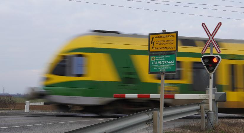 Vészhelyzetben segítő táblákat helyezett ki a vasúti átjárókban a GYSEV
