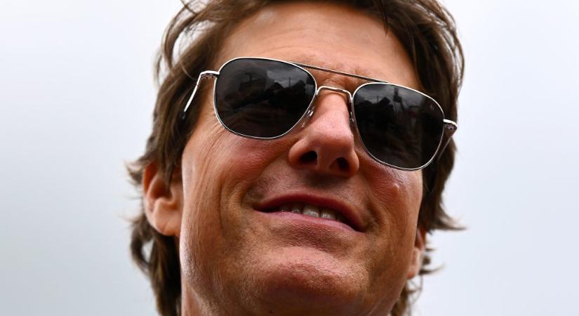 Egy amerikai repülőgép-hordozón járt Tom Cruise, a személyzettel szelfizgetett