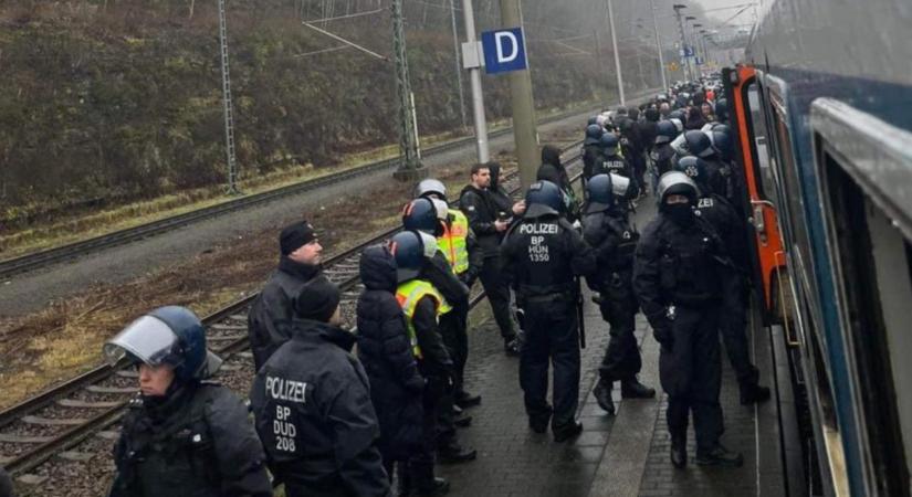 Késeket és pirotechnikai eszközöket foglaltak le a német rendőrök a „Fradi-vonat” átkutatásakor