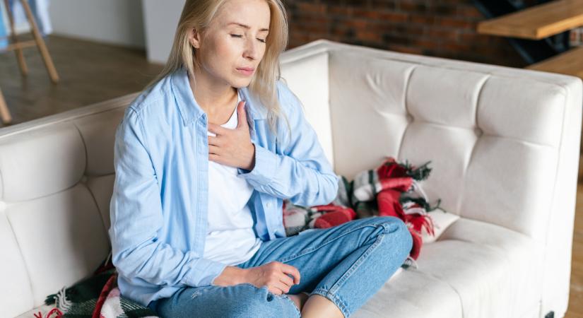 Szapora pulzus, mellkasi fájdalom: 5 tünet, amikor mentőt kell hívni