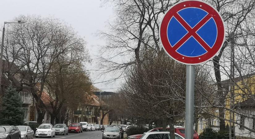 Könnyen bírság lehet a vége: új táblák kerültek ki a Malom utcába (videó)