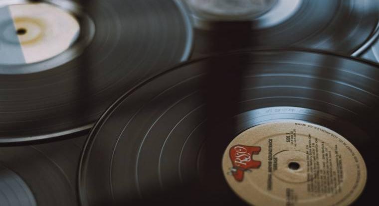 36 év után ismét beelőzték a CD-t a hanglemezek eladásai