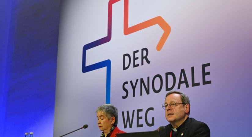 A német katolikus püspökök Ferenc pápával dacolva támogatják a meleg kapcsolatok megáldását
