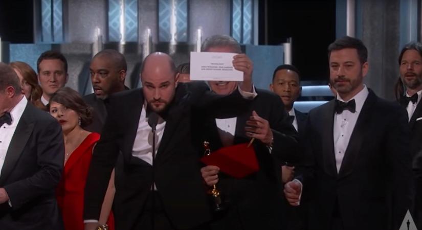 Meztelen férfi a színpadon, csókolózó testvérpár, és más botrányok az Oscar-díjátadókon - videó