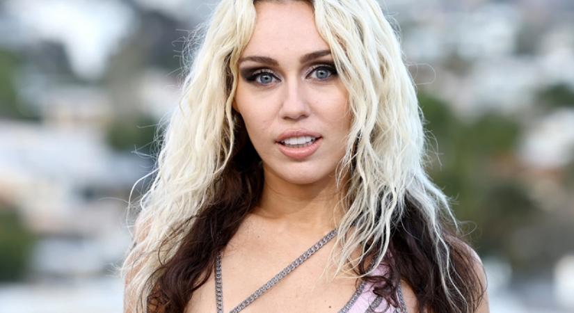 Borzalmasan fest: szemöldök és fehérnemű nélkül 60-nak néz ki Miley Cyrus 23 éves húga - Fotók