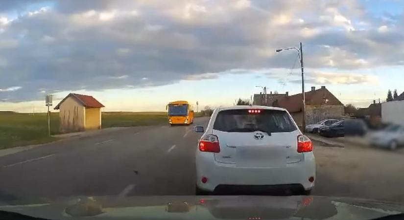 Szendviccsel a kezében büntetőfékezett a sofőr és még neki állt feljebb – Videó