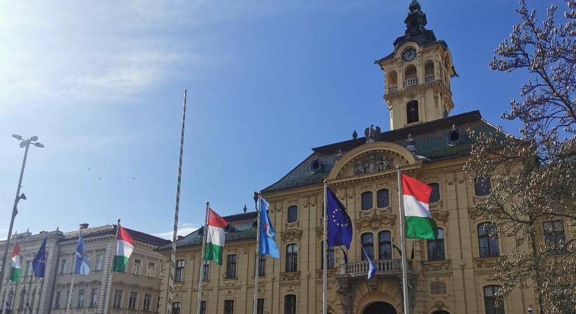 Nemzeti színekbe borult Szeged