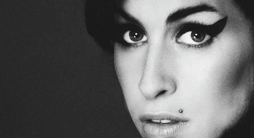 A Back to Black új forgatási fotóin minden eddiginél közelebbről láthatjuk az Amy Winehouse-ra félelmetesen hasonlító főszereplőt