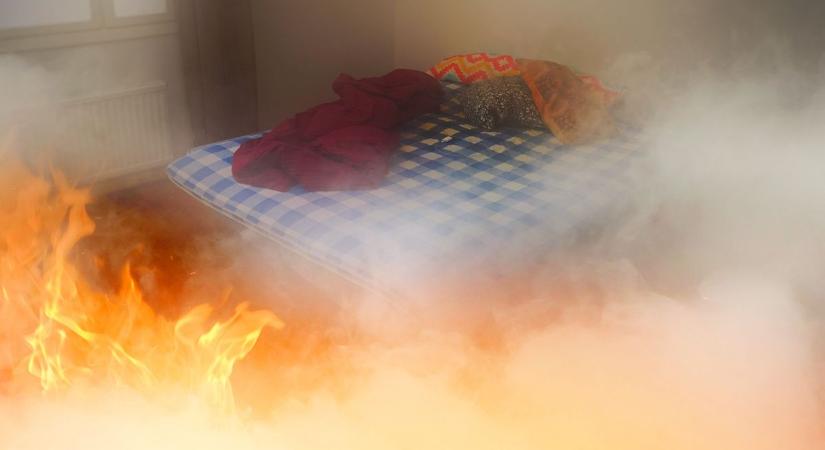Ágyban elszívott cigaretta okozott tüzet Szirákon