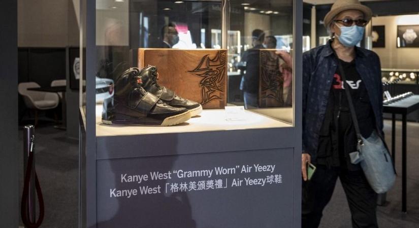 Özönlenek az Adidashoz az ajánlatok a kukázott Kanye West cipőkre
