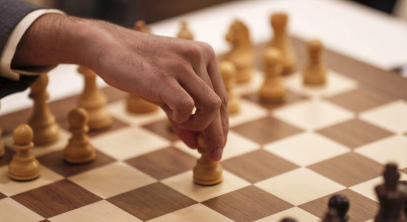 Feszült közgyűlés után 47 éves filozófus lett a sakkszövetség új elnöke