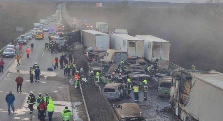 Tömegbaleset az M1-esen: 5 kamion és 37 jármű ütközött
