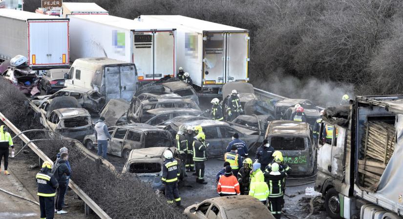 Durva videón a tragédia pillanatai: így csapódtak egymásba az autók, kamionok az M1-esen