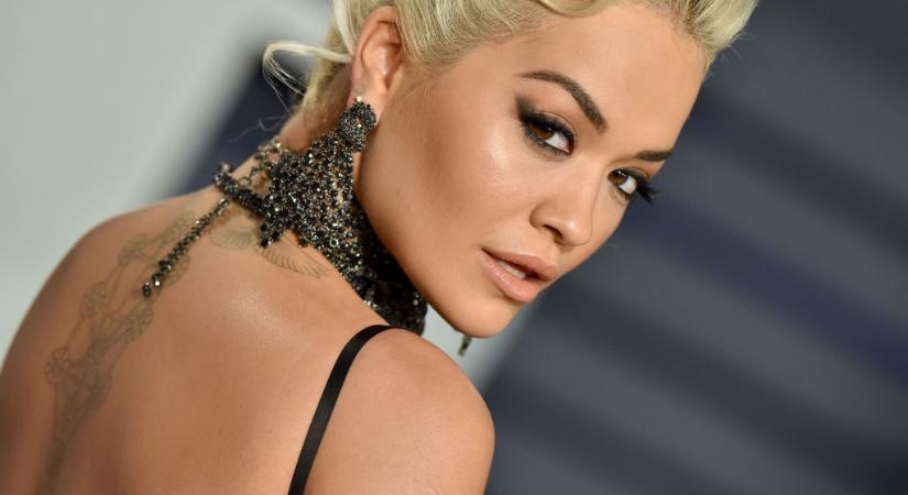 Rita Ora megvillantotta izmos hasát és dögös harisnyakötőjét az Oscar előpartiján