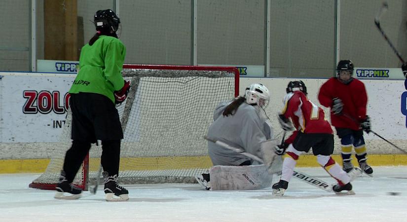 Első hazai tétmeccsüket játsszák szombaton este a debreceni jéghokis lányok