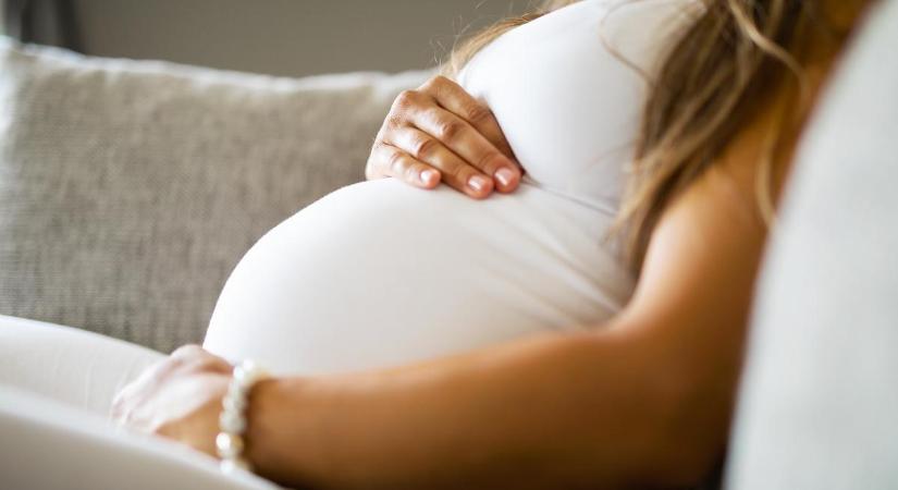 A terhes nő furcsa mozgást érzett a hasában, sokkot kaptak a doktorok, amikor meglátták, hogy mi nyomja a babát