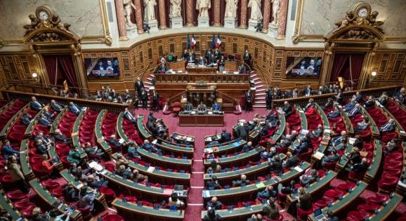 A francia szenátus elfogadta a vitatott nyugdíjreformot