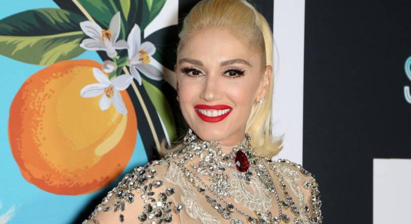 Az 53 éves Gwen Stefani csillogó miniruhába bújt: íme az énekesnő legdögösebb szettjei