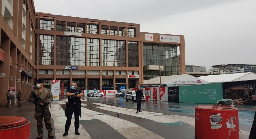 Terrorriadó Lyonban: a pályaudvar felrobbantásával fenyegetett egy muszlim nő