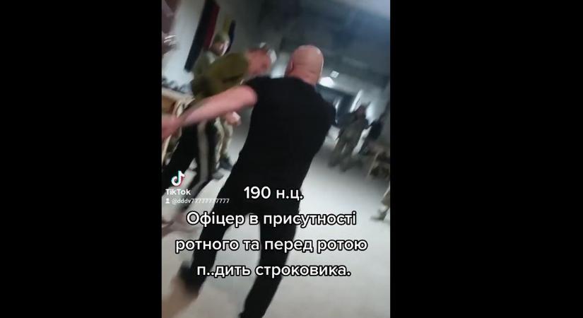 Videón, ahogy egy ukrán parancsnok megvert és megrugdosott egy sorkatonát