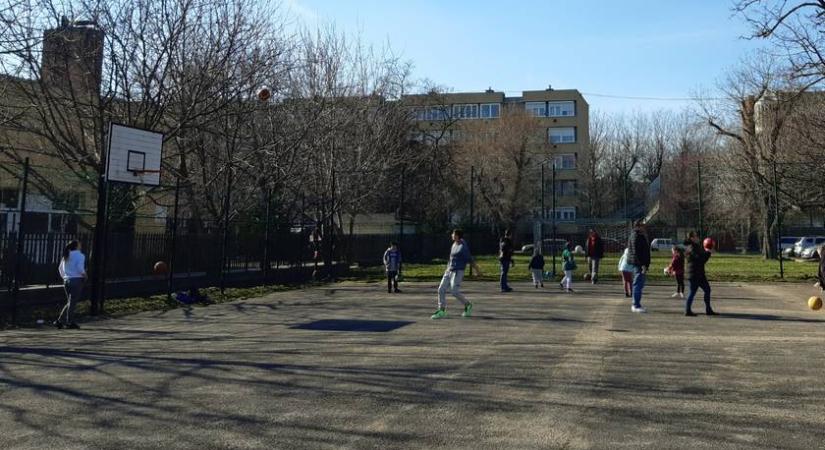Így tiltakoztak a sportpálya bezárása ellen Cegléden: a helyszínen jártunk