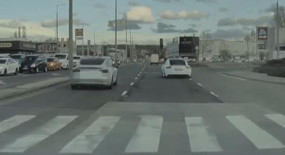 Egy Audi és Tesla párviadalából lett oszlopdöntés a Szentendrei úton – videó