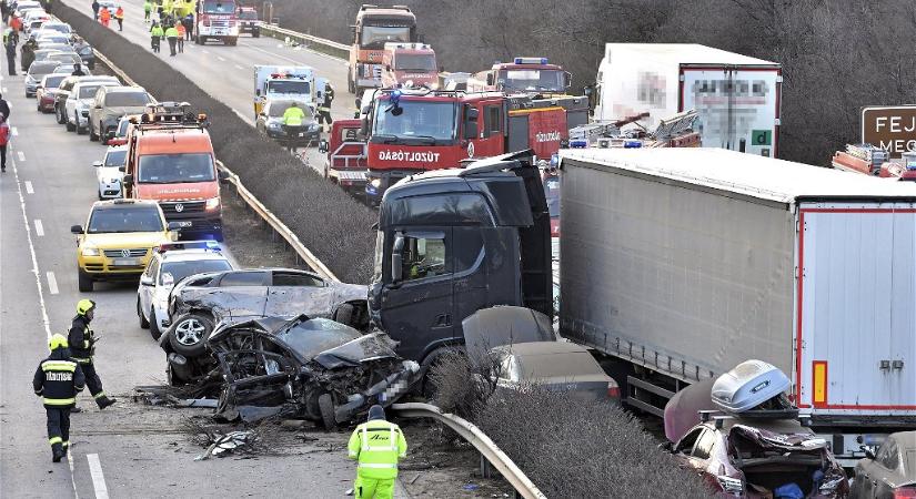 M1-es tömegbaleset: azonnali beavatkozásra van szükség a sérült útburkolat miatt